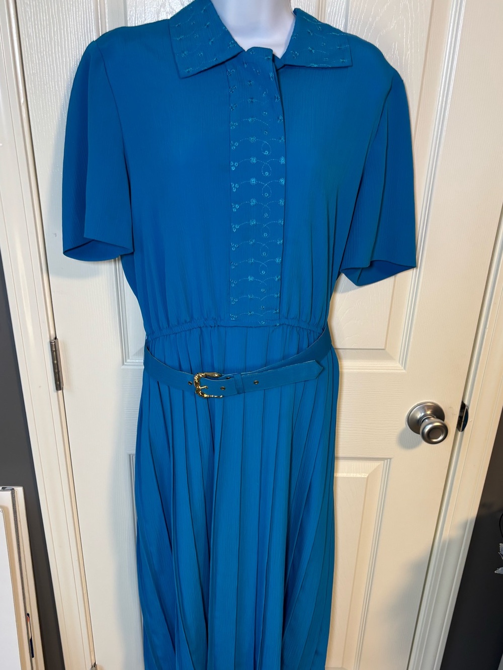 Blue vintage dress with belt and button up front by Leslie Faye Dresses. Size 10